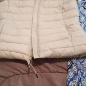 Hi I have a full 25 lb box of woman's clothing that a friend gave me